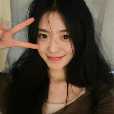 玻璃橱窗中的姑娘